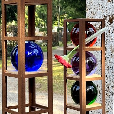 Farbige Skizze einer Stele mit bunten Namenskugeln