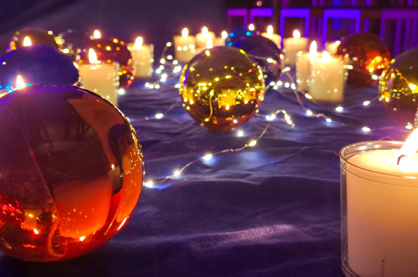 Skizze des Weißen Engels auf dem Waldfriedhof Memmingen, mit bunten Blumen und einer Stele mit Namenskugeln